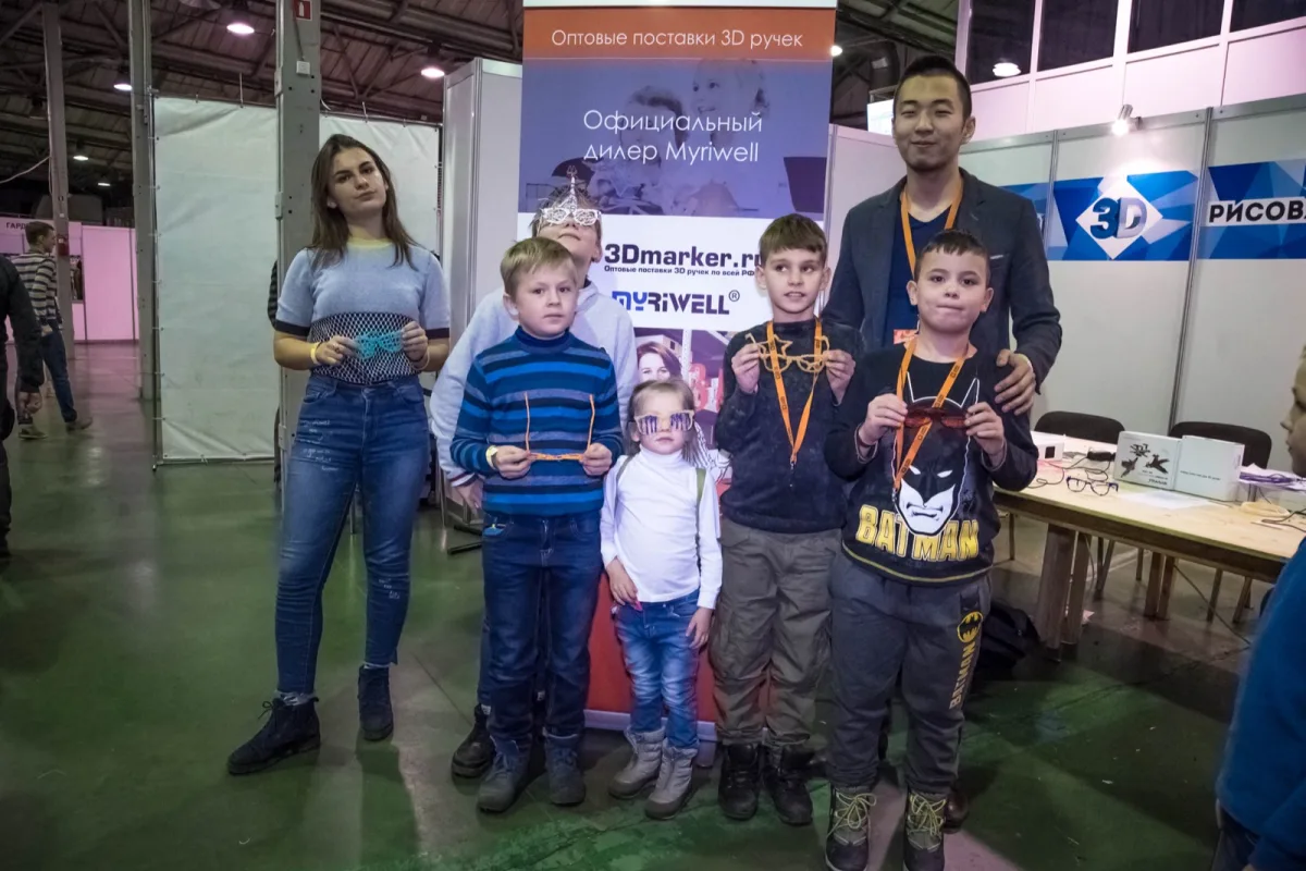 Руки во время работы над плоской деталью 3D-ручкой