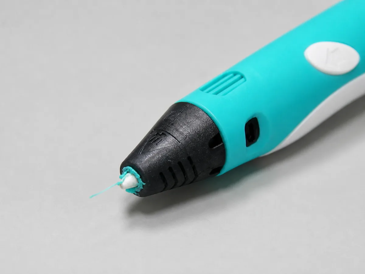 Наплыв пластика вокруг носика 3D Pen 2 и тонкая струна, выходящая в сторону